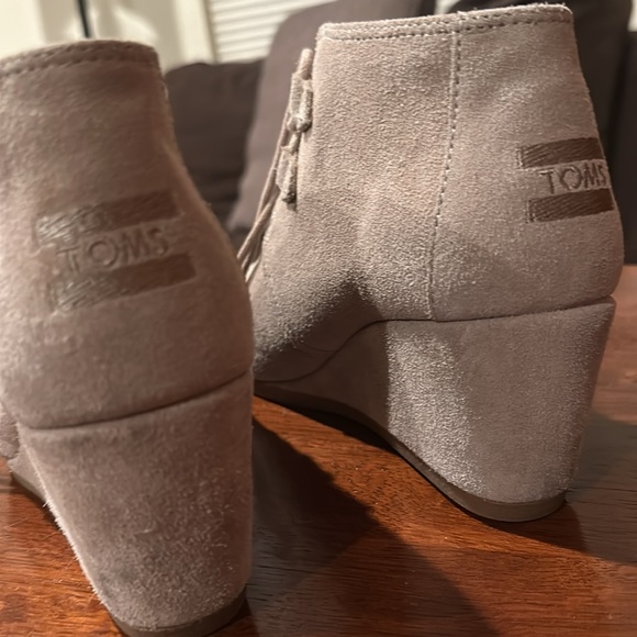EUC - size 7.5 Toms booties. Only worn twice! Practically brand new! - Picture 1 of 5